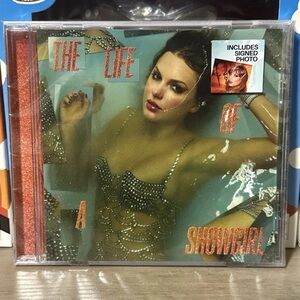Taylor Swift Signed Life of a Showgirl (1)